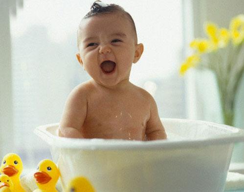 Tắm nước dừa, nước lá cho bé có thể gây ra những hậu quả nghiêm trọng