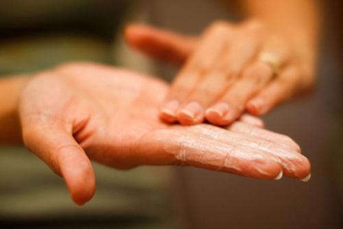 Xoa nhẹ sữa rửa mặt ra lòng bàn tay để xoa lên khuôn mặt