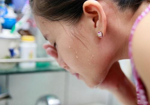 Làm ẩm làn da trước khi rửa mặt Làm ẩm làn da trước khi rửa mặt