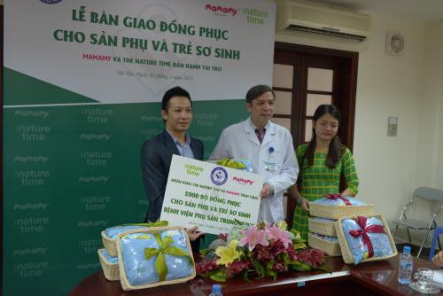 PGS.TS Vũ Bá Quyết - Giám đốc Bệnh viện Phụ Sản TW nhận quần áo sản phụ và vật dụng cho trẻ sơ sinh từ nhà tài trợ,