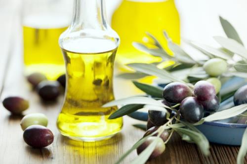 Phụ nữ Ấn Độ làm đẹp tóc bằng các loại dầu