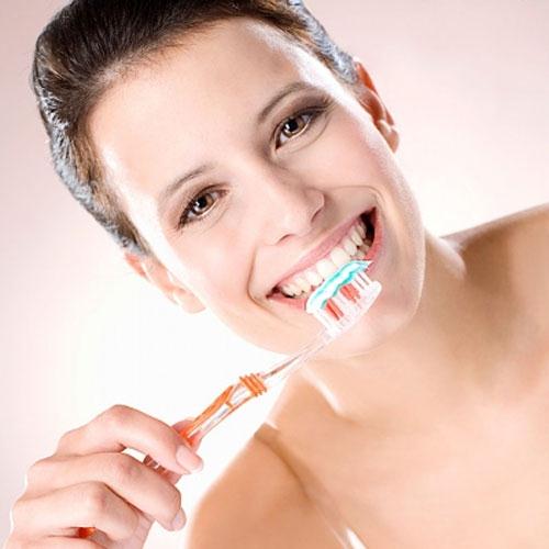 Đánh răng không đúng cách cũng có thể làm bạn bị chảy máu chân răng.