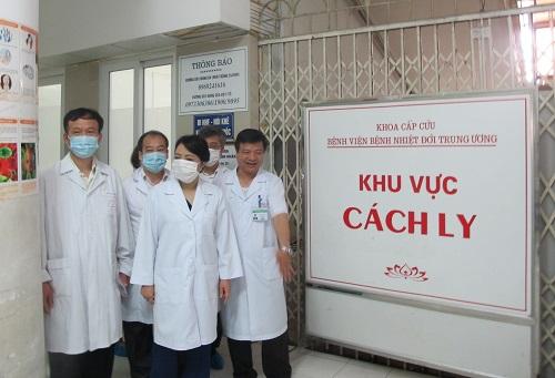 Bộ trưởng Y tế Nguyễn Thị Kim Tiến đi kiểm tra công tác phòng chống dịch MERS-CoV tại Bệnh viện Bệnh Nhiệt đới Trung ương. Ảnh: N.Phương.