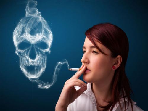 Ảnh minh họa - Phụ nữ hút thuốc làm tăng nguy cơ ngực chảy xệ