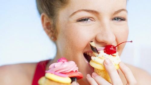 Một trong những nguyên nhân quan trọng nhất gây sâu răng là ăn nhiều đồ ngọt. (Ảnh minh họa)