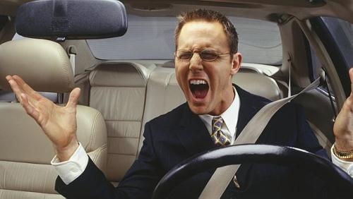 Khi đang tức giận tuyệt đối bạn không nên lái xe, bới nó có thể nguy hiểm đến tính mạng. (Ảnh minh họa)