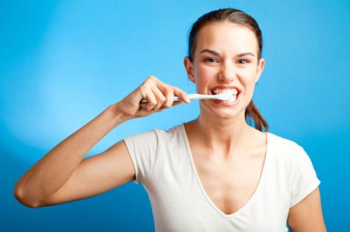 Đánh răng mạnh với lông bàn chải cứng sẽ làm tổn hại tới răng miệng.