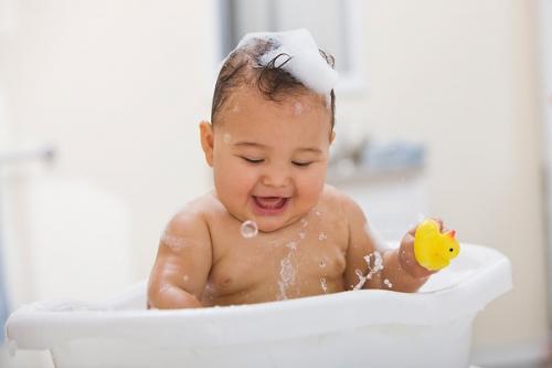 Chọn những sản phẩm dầu gội và sữa tắm uy tín và an toàn cho trẻ (Ảnh minh hoạ)