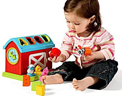 Cần chọn những món đồ chơi to, mềm mại, không có góc nhọn, không nhiều chi tiết lắp ráp cho trẻ dưới 3 tuổi (Ảnh minh hoạ)