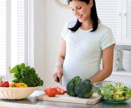 Điều quan trọng của thai phụ là ăn cân đối các chất dinh dưỡng, chớ không phải ăn nhiều.