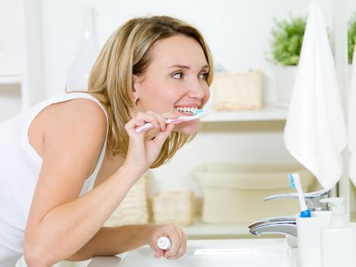 Đánh răng sau khi ăn làm men răng bị phá vỡ.