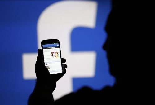 Đặc biệt những việc riêng tư của cá nhân và gia đình, con cái bạn không nên chia sẻ lên Facebook. (Ảnh minh họa)