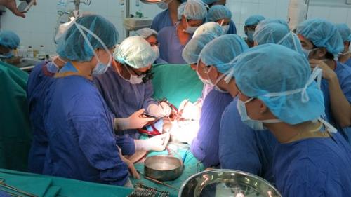 PGS Ước và các đồng nghiệp tiến hành ca ghép tim ngay sau khi đưa quả tim vượt hành trình 1.700 km về Hà Nội.