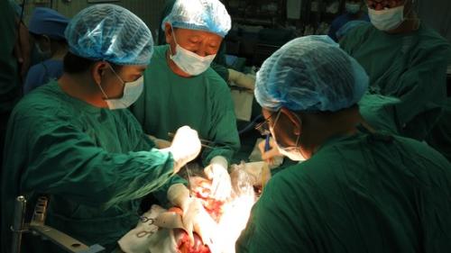 PGS. Nguyễn Hữu Ước, Trưởng Khoa Tim mạch lồng ngực Bệnh viện Việt Đức cùng các đồng nghiệp Bện viện Chợ Rẫy phẫu thuật lấy tạng. 