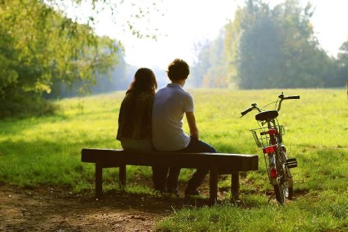 Cuộc đời ngắn ngủi, vì thế, bạn không nên phí phạm thời gian và tình yêu của mình vào những người không xứng đáng