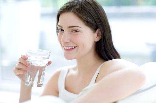 Uống một cốc nước sau khi thức dậy sẽ giúp 