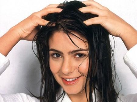 Dùng nhiều dầu dừa sẽ khiến da đầu bị bí, tóc bị bết dính. 