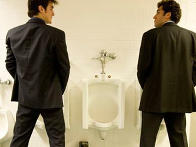 Nhiều người không thích đứng gần nhau khi đi vệ sinh.