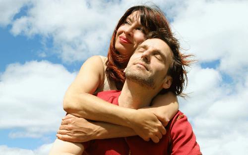 8 cái ôm mỗi ngày sẽ giúp bạn cảm thấy hạnh phúc hơn và mối quan hệ cũng trở nên gắn bó hơn