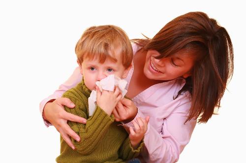 Nguyên nhân khiến bé ho có rất nhiều nguyên nhân như do cảm cúm, do viêm đường hô hấp hoặc do thời tiết chuyển mùa… (Ảnh minh họa)