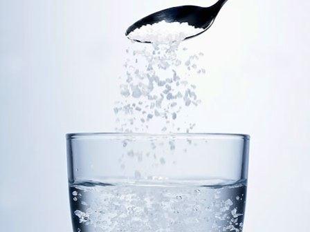 Nước muối có nhiều công dụng tốt đối với sức khỏe.
