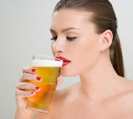 Chị em phụ nữ sẽ trẻ trung hơn nếu uống bia mỗi ngày.