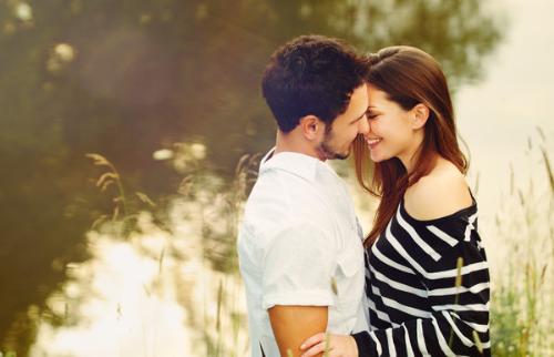 Nên tỏ thái độ biết ơn anh ấy để được cưng chiều mãi.