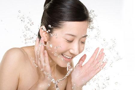 Rửa mặt sạch trước khi đắp mặt nạ để loại bỏ bụi bẩn, vi khuẩn có trên da mặt