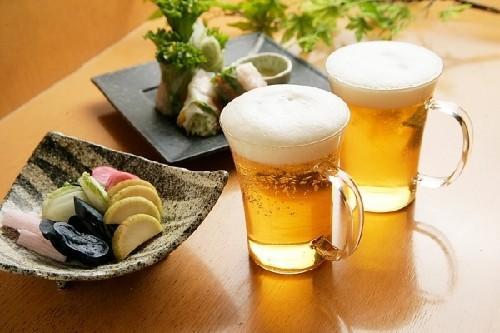 Rượu, bia làm tăng nồng độ axit uric trong máu gây ra những cơn đau nhức và sưng khớp.