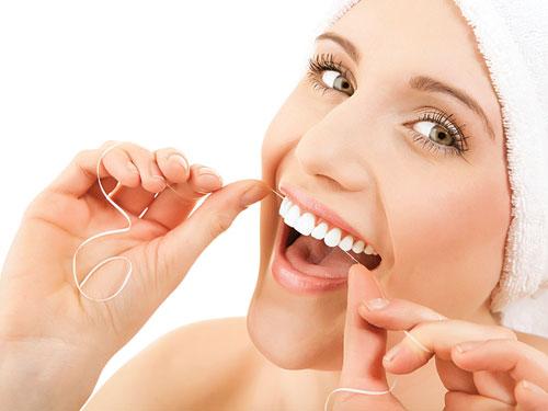 Hãy dùng chỉ nha khoa để bảo vệ răng nướu.