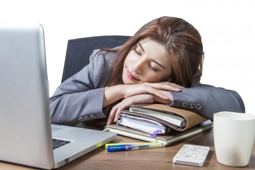 Ngủ trưa không đúng cách có thể khiến bạn đau đầu, mệt mỏi.
