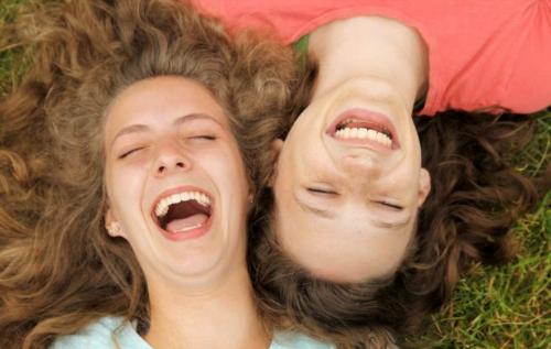 Cười nhiều giúp bạn đốt cháy nhiều calo để giảm cân.