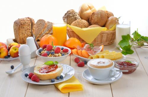 Thực phẩm giàu tinh bột, trái cây, ngũ cốc,... là lựa chọn lý tưởng cho một buổi sáng lành lạnh mùa đông.