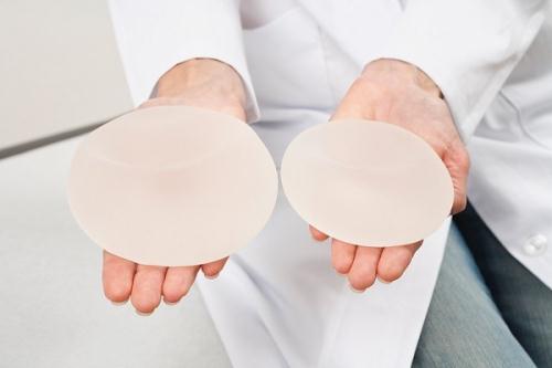 Những miếng silicone dùng để cấy ghép ngực. (Ảnh minh họa)