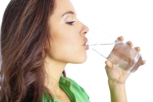 Uống nước trước khi ăn sẽ giúp bạn hạn chế ăn thêm những thực phẩm thừa.