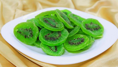 Làm món mứt kiwi lạ miệng đãi khách dịp tết.
