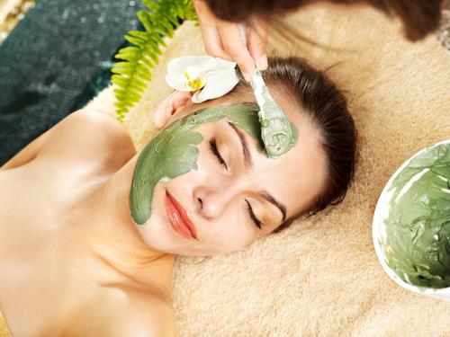 Đắp mặt nạ sẽ giúp bổ sung độ ẩm cho làn da trong những ngày giá rét. 