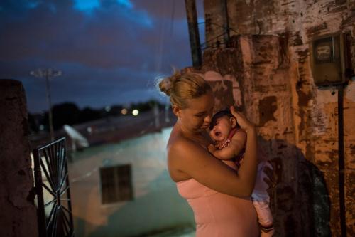 Gleyse Kelly da Silva đang bế đứa con gái của cô, Maria Giovanna, cháu bé được sinh ra với dị tật đầu nhỏ tại Recife, Brazil. Dị tật bẩm sinh có liên quan tới vi-rút Zika. Ảnh: Felipe Dana/Associated Press