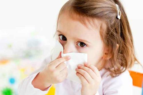 Khi trẻ bắt đầu có triệu chứng ho, cha mẹ cần chủ động tìm hiểu nguyên nhân gây ho, có thể tham khảo ý kiến chuyên gia để cho con sử dụng loại siro giảm ho hiệu quả và an toàn. (Ảnh minh họa)