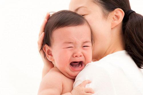 Để điều trị ho do dị ứng, cần cho trẻ uống thuốc dị ứng (loại kháng histamin), thuốc giảm tiết nhày, thuốc giảm mẫn cảm kết hợp siro làm dịu ho. (Ảnh minh họa)