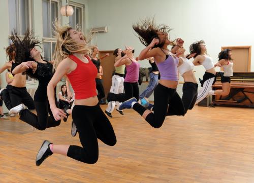 Những động tác thay đổi linh hoạt kết hợp cùng âm nhạc làm cho việc nhảy trở nên thú vị hơn là đến phòng gym.