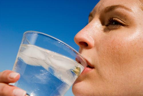 Uống nước lạnh làm giảm cảm giác thèm ăn và lấp đầy dạ dày.