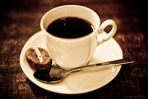 Cà phê và trà đặc chống lại cơn buồn ngủ hiệu quả nhưng cũng rất hại cho da