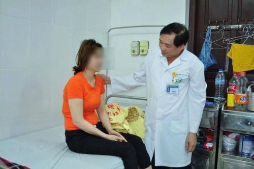 Một bệnh nhân đang được bác sĩ viện Tâm thần Quốc gia thăm khám.