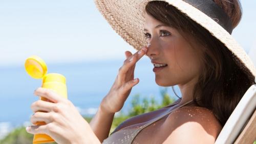 Cần lựa chọn loại kem chống nắng dành riêng cho da mặt và toàn thân. (Ảnh minh họa).