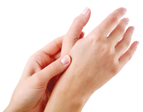 Các khớp tay bị sưng có thể là dấu hiệu bị suy thận