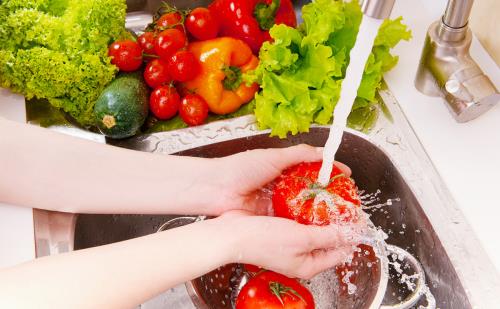 Rửa rau đúng cách sẽ giúp loại bỏ nhiều vi khuẩn và hóa chất