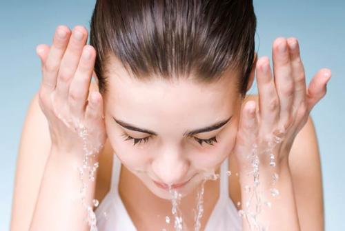 Rửa mặt thường xuyên để giúp da luôn sạch sẽ và khô thoáng