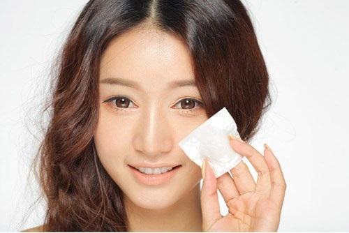 Dùng giấy thấm dầu giúp lớp trang điểm đẹp như mới
