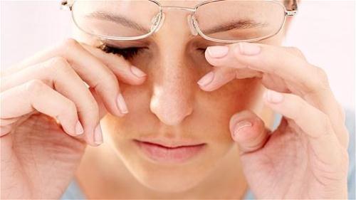 Khô mắt là một triệu chứng thường gặp ở những người hay sử dụng máy lạnh.

